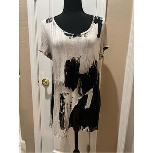 Simply Vera black and white abstract print top